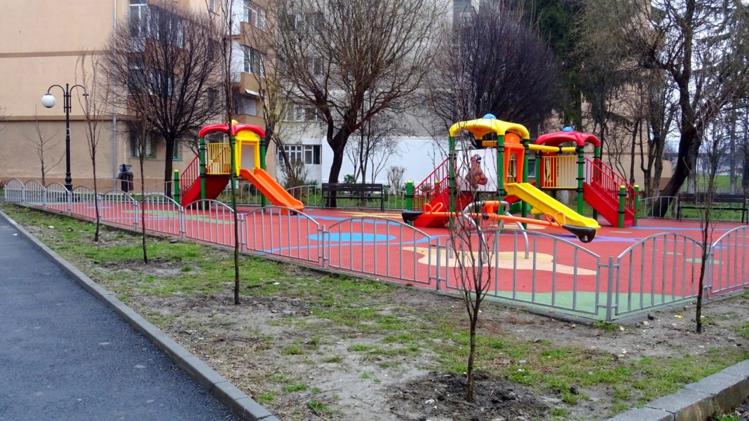 Primii arbori plantaţi de Pieţe Prest SA în acest an sunt în vecinătatea unui loc de joacă din cartierul Nord