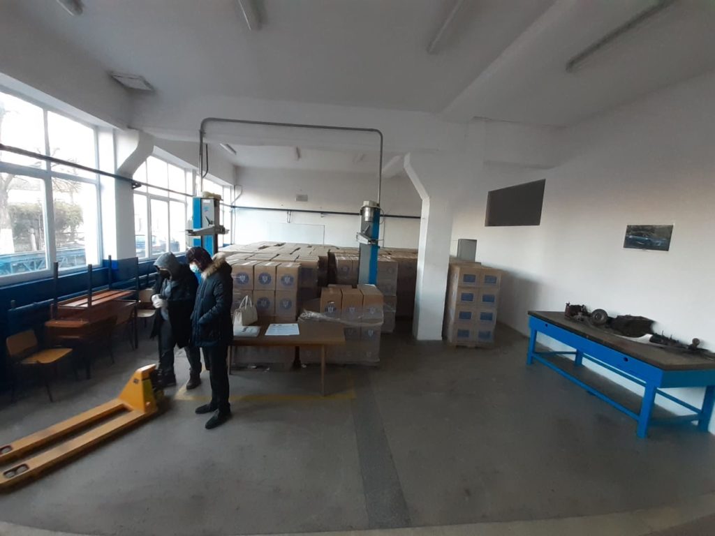 A început distribuirea pachetelor de alimente și igienă în Dolj