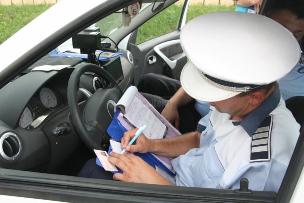 Doi falşi poliţişti au strâns 20.000 de euro din „amenzi” date în Capitală