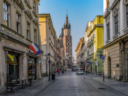 Polonia redeschide muzeele şi centrele comerciale