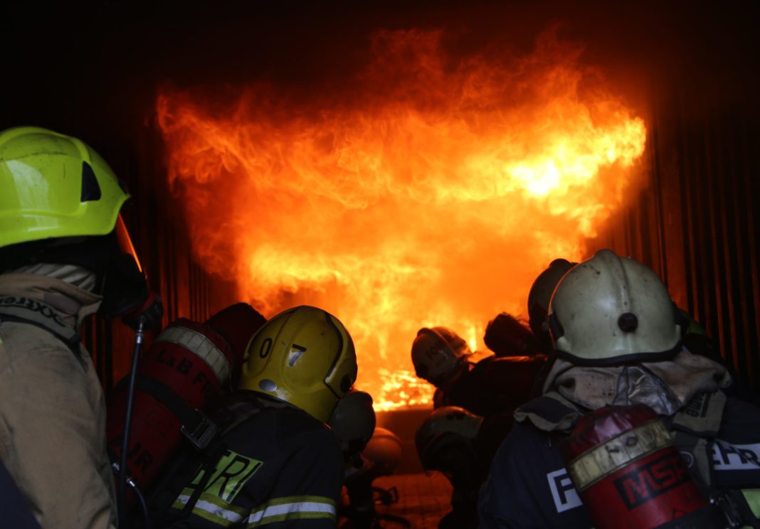 Pompieri veniţi să stingă un incendiu, agresaţi de localnici