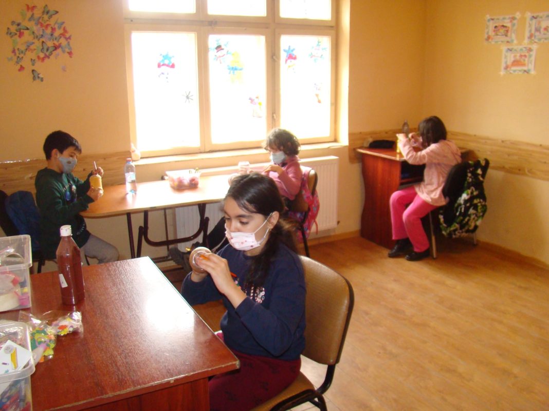 Copiii de la Centrul pentru copii „Sfântul Nicolae” din Filiaşi participă la o serie de ateliere de terapie ocupaţională