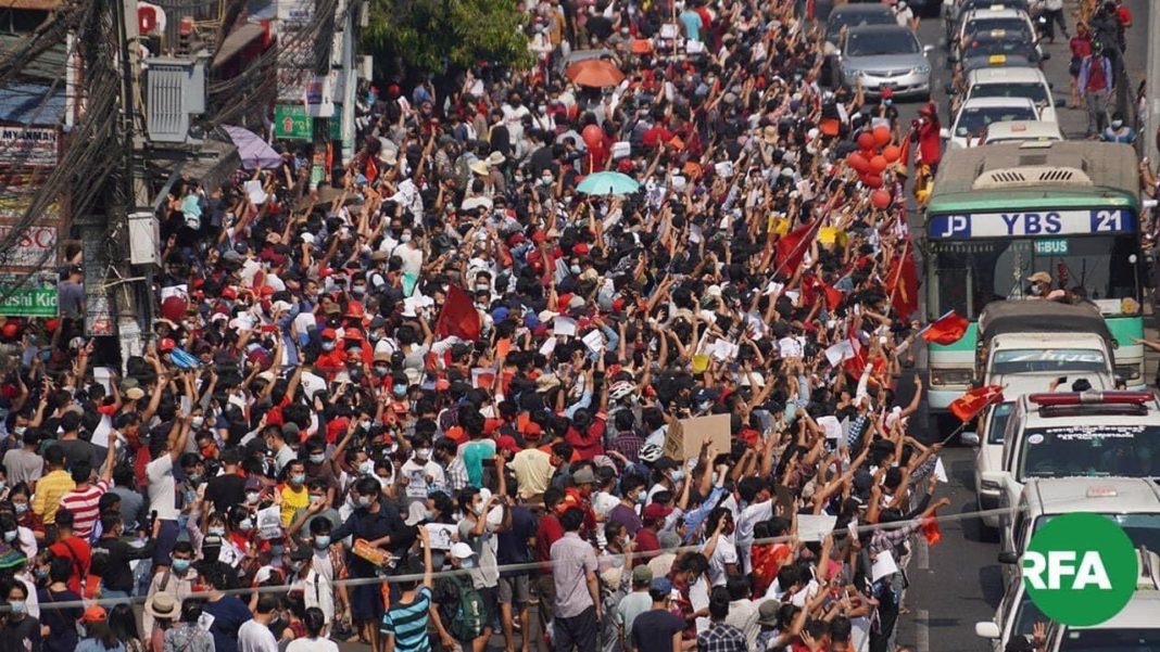 Se intensifică protestele în Myanmar împotriva loviturii de stat