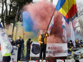 Polițiștii care au protestat cu fumigene în fața Palatului Cotroceni, amendați de jandarmi