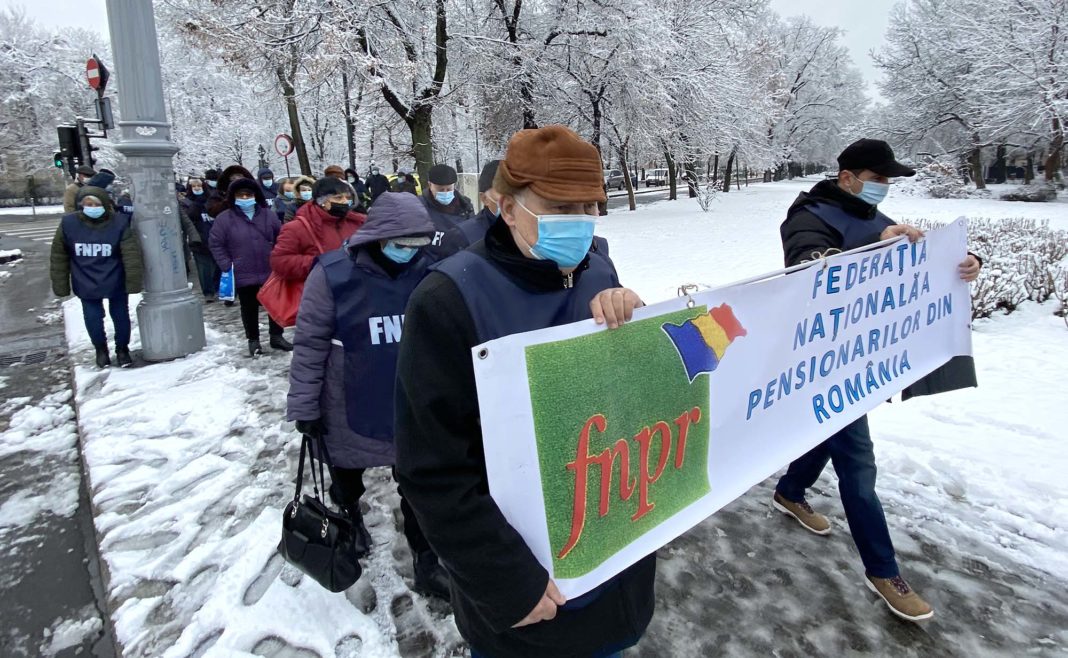 Pensionarii vor continua protestele pentru a obţine anularea îngheţării pensiilor