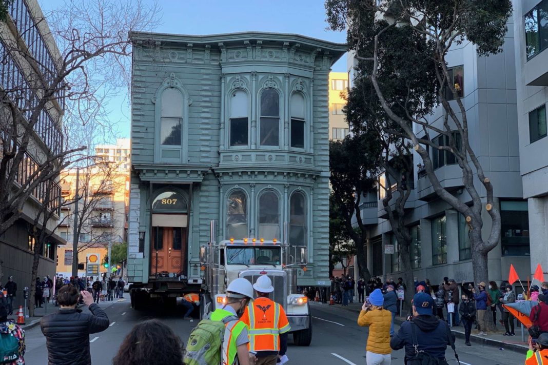 O casă în stil victorisan veche de 139 de ani din San Francisco are, a fost mutată cu o platformă mai bine de 500 de metri