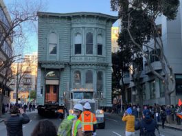 O casă în stil victorisan veche de 139 de ani din San Francisco are, a fost mutată cu o platformă mai bine de 500 de metri