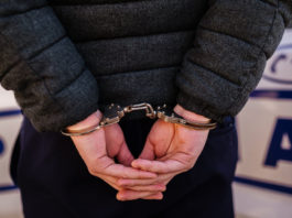 Un tânăr, de 18 ani, din Târgu Jiu, a ajuns aseară în arestul IPJ Gorj, după ce a făcut scandal în public