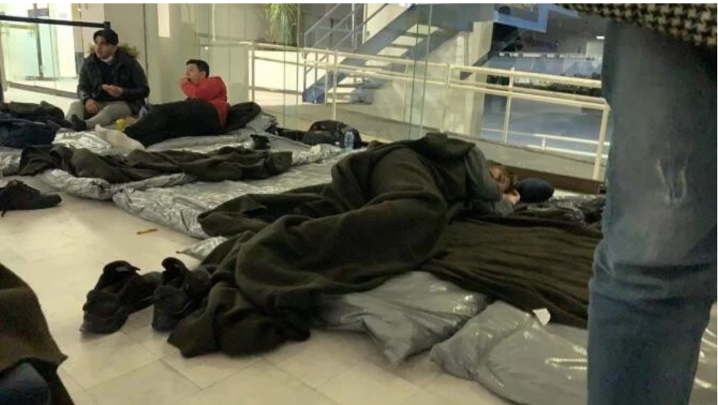Românii care stăteau captivi pe aeroportul din Cancun, eliberați