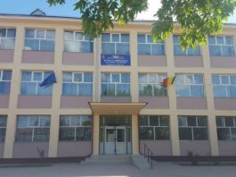 Directorul unei şcoli din Dolj, acuzat de profesori că descurajează vaccinarea