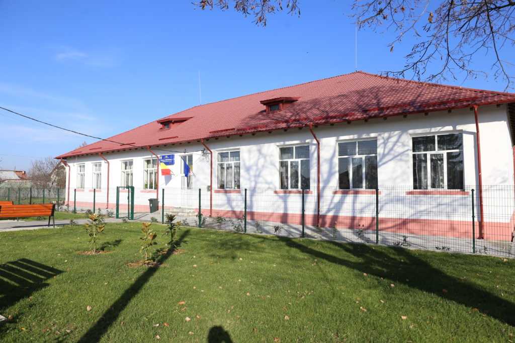 Şcolarii şi preşcolarii vor merge fizic la ore, indiferent de scenariu