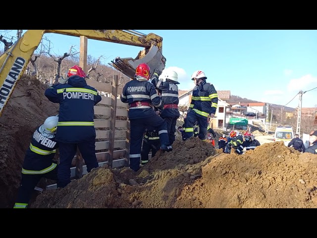 Vâlcea: Continuă operațiunea de salvare a tânărului prins sub un mal de pământ