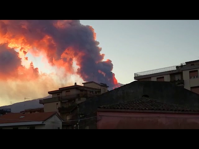 (VIDEO) Vulcanul Etna a erupt din nou. Imagini spectaculoase
