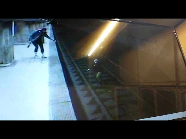 Miraculos! Fată salvată în ultima clipă din fața trenului!