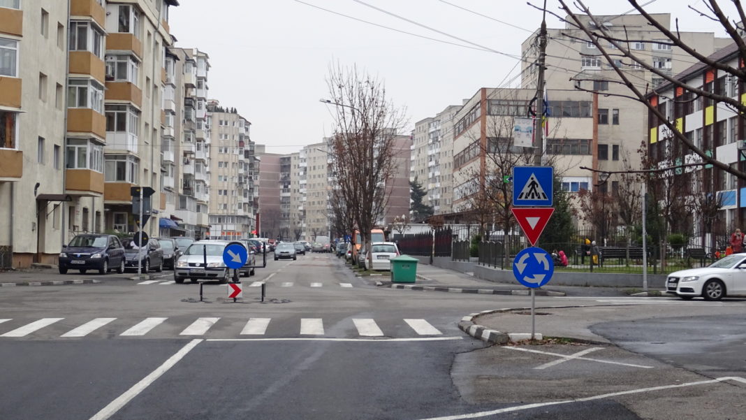 Începe modernizarea noilor sensuri giratorii din Ostroveni şi se montează semafoare cu buton la Şcoala ”Anton Pann” din Râmnicu Vâlcea