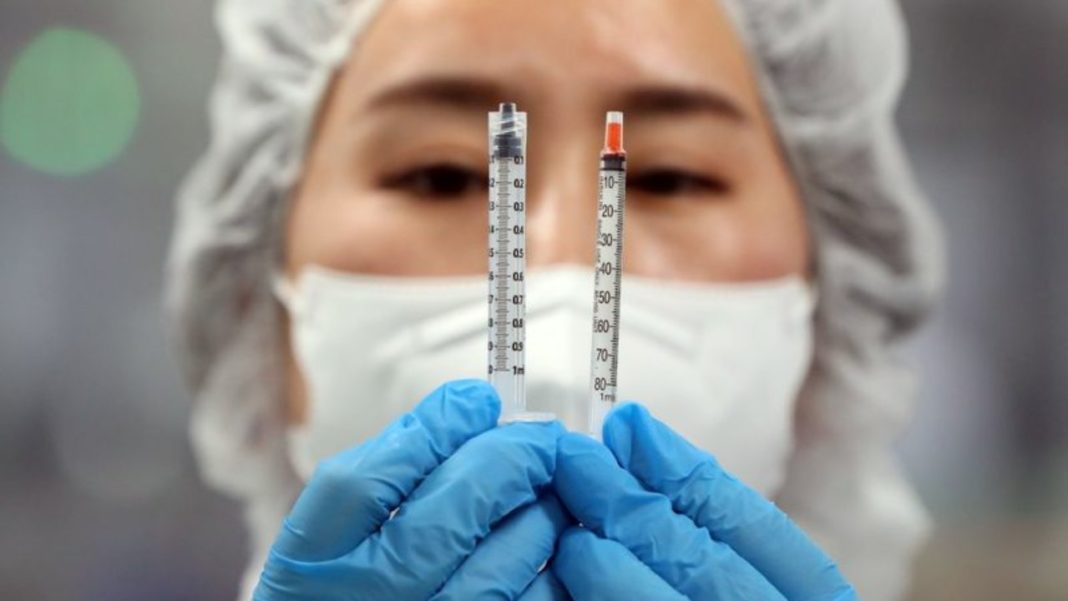 Coreea de Sud produce o seringă care poate extrage mai multe doze de vaccin anti-Covid dintr-o fiolă
