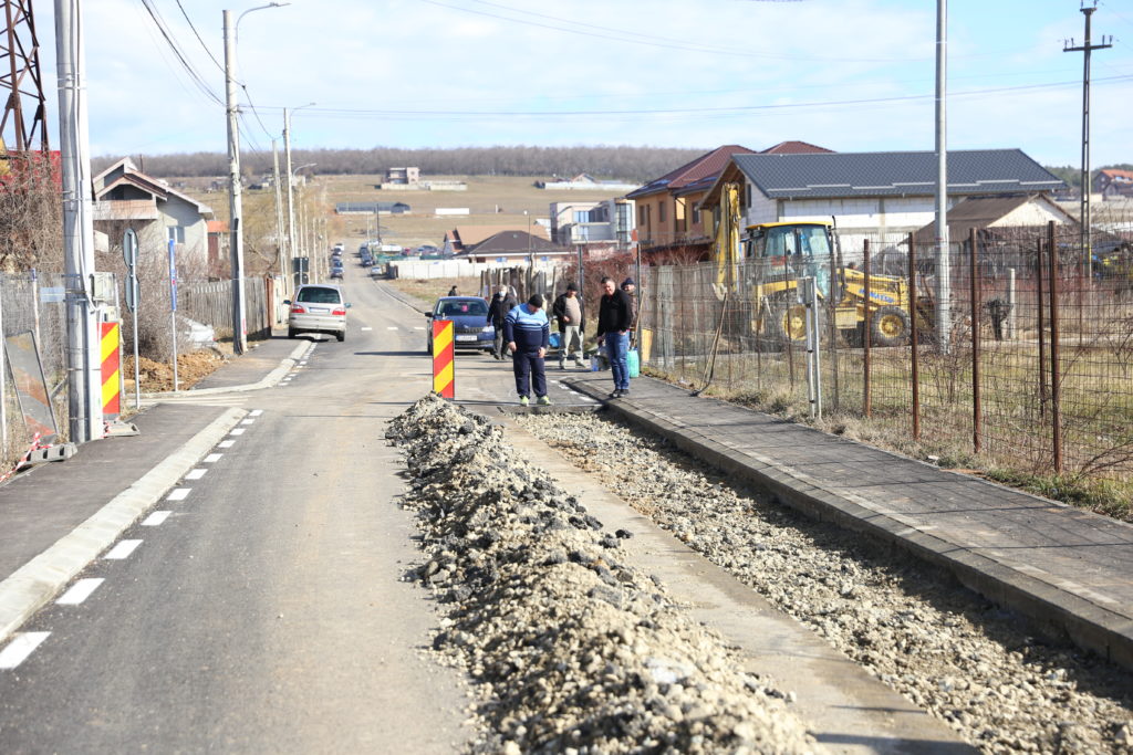 Strada Plopului s-a surpat după asfaltare