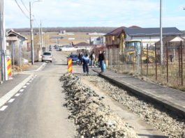 Strada Plopului din Craiova s-a surpat după asfaltare. Constructorul a intervenit acum pentru a reface porţiunea distrusă.