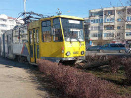 Un tramvai sărit de pe şine a intrat într-un părculeţ
