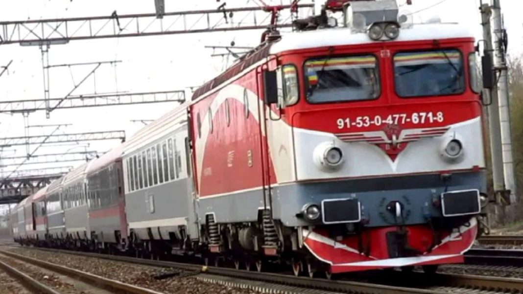 Adolescent electrocutat după ce a vrut să-și facă poză pe un tren