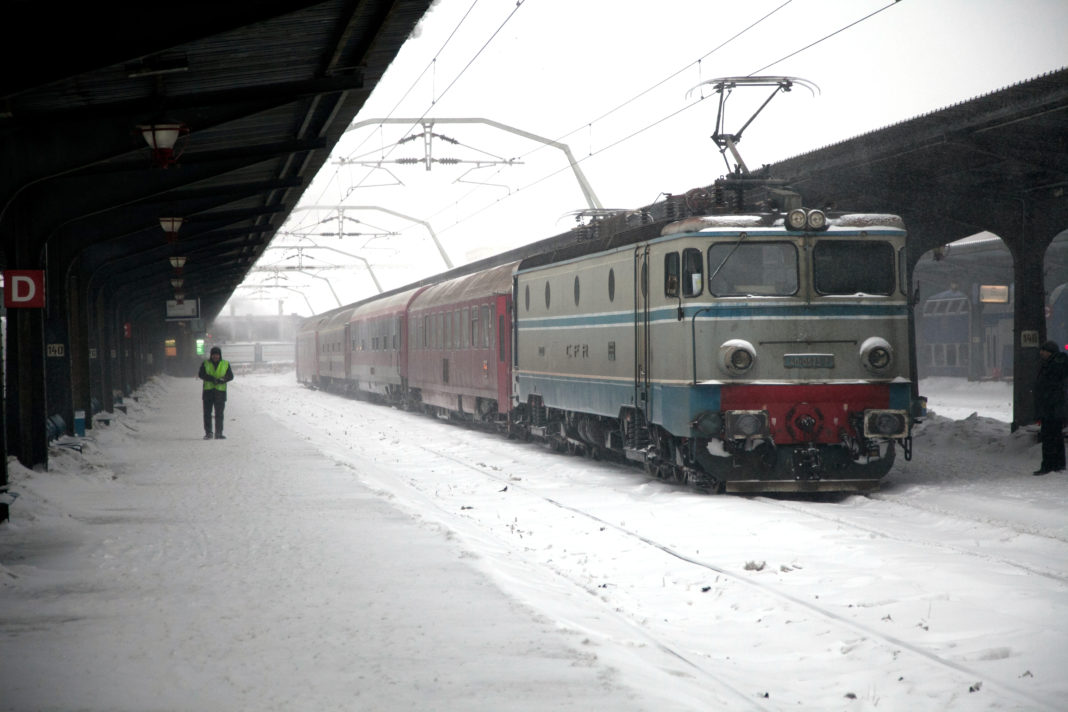 Traficul feroviar, perturbat de ninsoarea viscolită şi vântul puternic