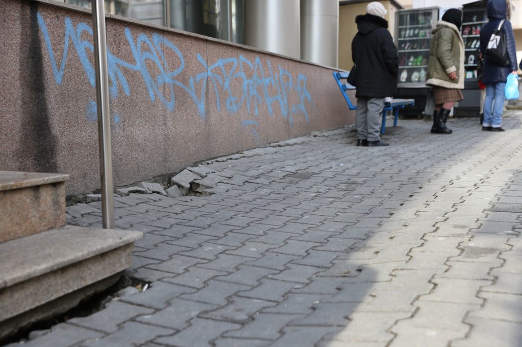 Un trotuar din centrul Craiovei se prăbușește