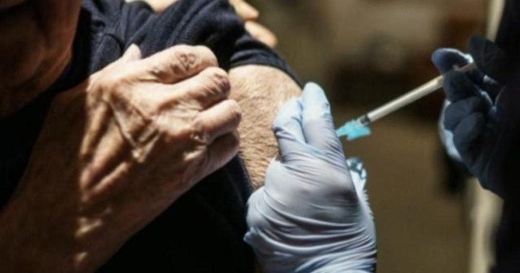 Câte persoane de peste 65 de ani și cu boli cronice au fost vaccinate împotriva COVID-19 în România