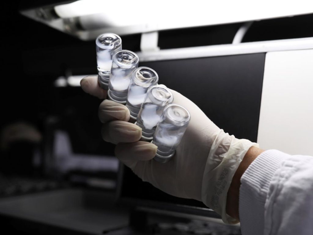 O grupare de chinezi s-a îmbogăţit vânzând  soluție salină și apă minerală drept vaccin anti-Covid-19