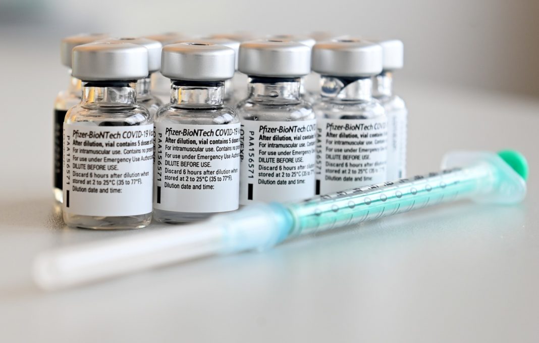 Vaccinul Pfizer, mai puţin eficient pe tulpina sud-africană de Covid