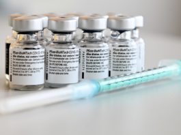 Vaccinul Pfizer, mai puţin eficient pe tulpina sud-africană de Covid