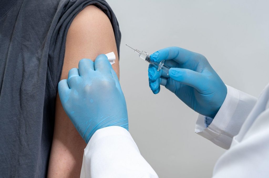 Vaccinarea prioritară a personalului din învățământ ar putea începe săptămâna viitoare