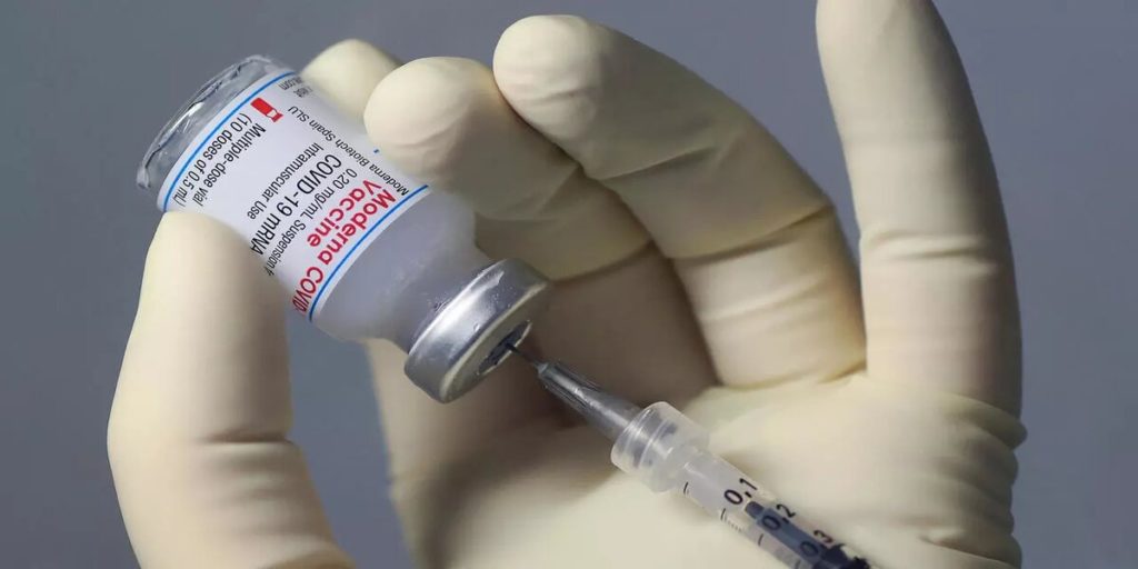 Moderna vrea să umple fiolele cu mai multe doze de vaccin
