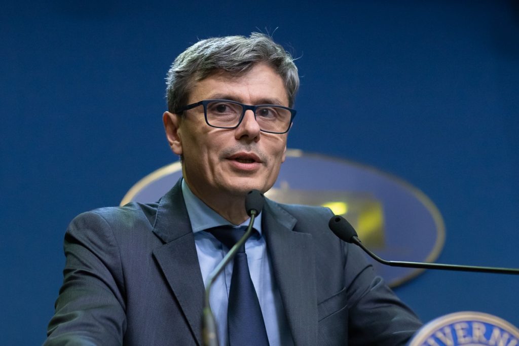 Furnizorii de energie electrică încarcă facturile cu consumuri estimate foarte mari