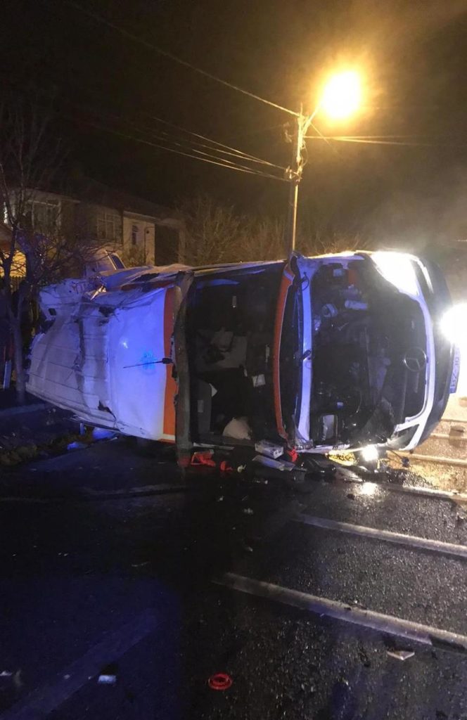 O femeie cu COVID a murit după ce ambulanţa în care era s-a răsturnat