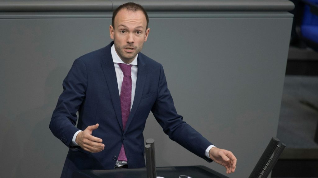 Politicieni, acuzați că au primit mită pentru negocierea contractelor pentru măști