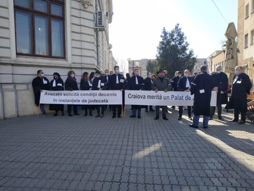 Construirea unui Palat de Justiție, pohta avocaților din Craiova. Avocaţii din Dolj au protestat în faţa sediului Judecătoriei Craiova. Ei solicită realizarea „într-un termen cât mai scurt“ a Palatului de Justiție.