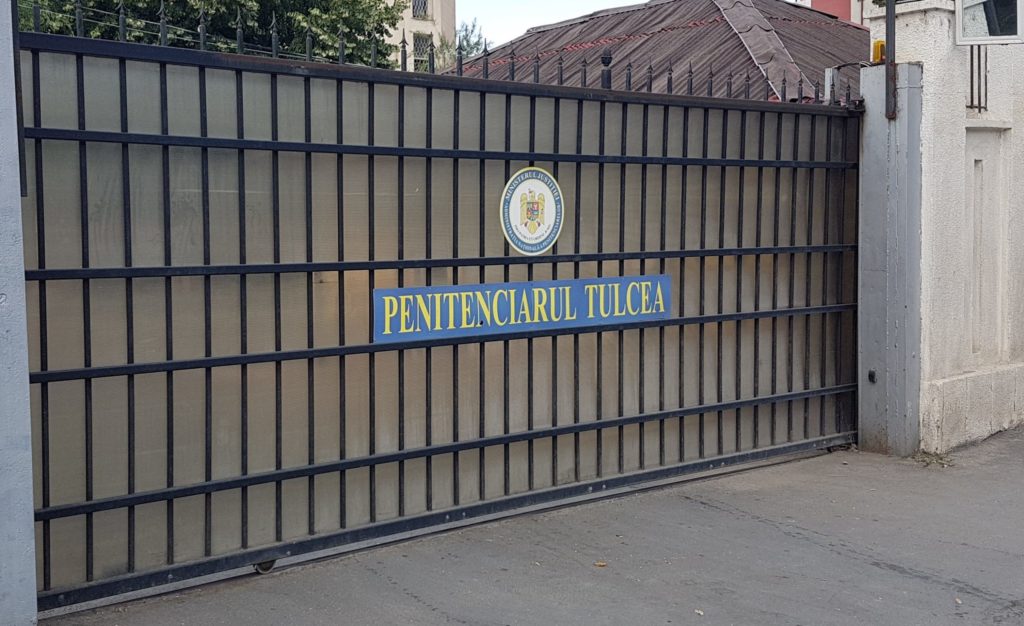 Ofițer de penitenciar, trimis în judecată pentru luare de mită