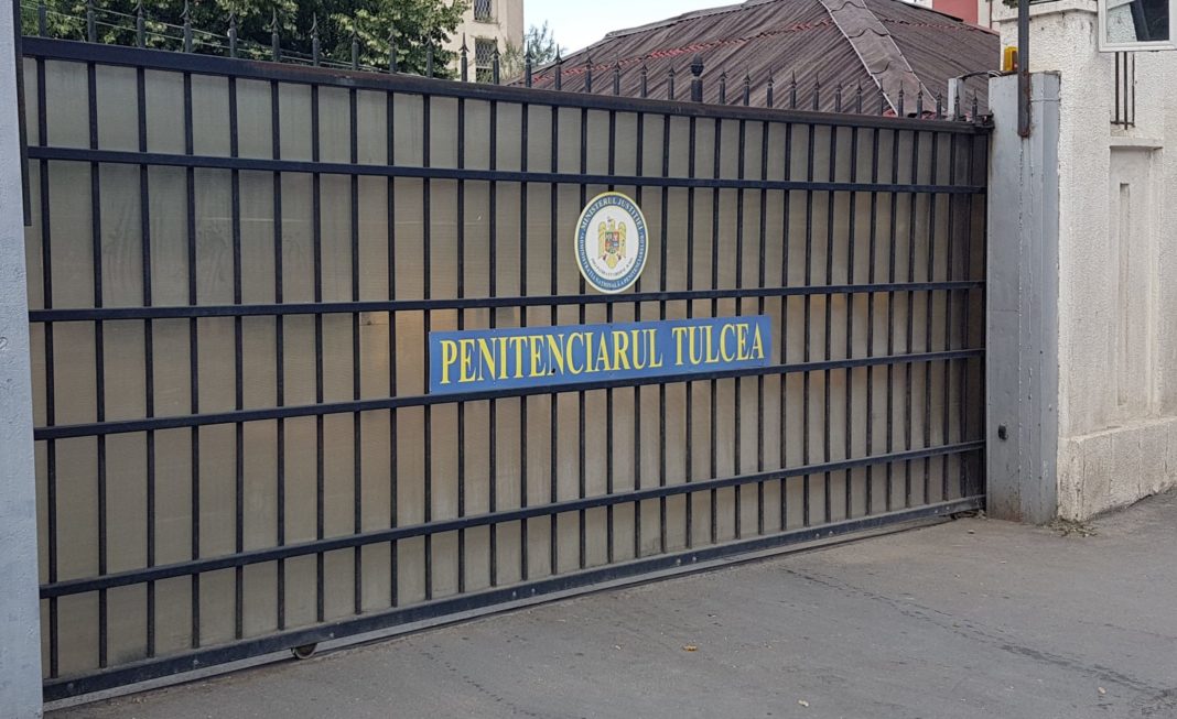 Un ofițer de la penitenciarul Tulcea a fost trimis în judecată pentru luare de mită în formă continuată. El este în arest la domiciliu