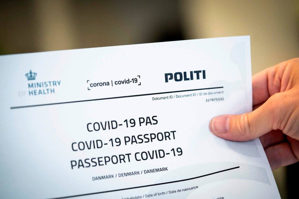 Danezii vor putea merge la restaurant, cinema dacă au „pașaport Covid”