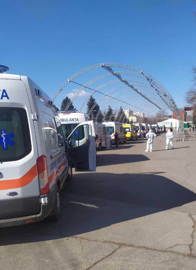 Coloană de ambulanțe, surprinsă la Centrul COVID-19 de la Moldexpo
