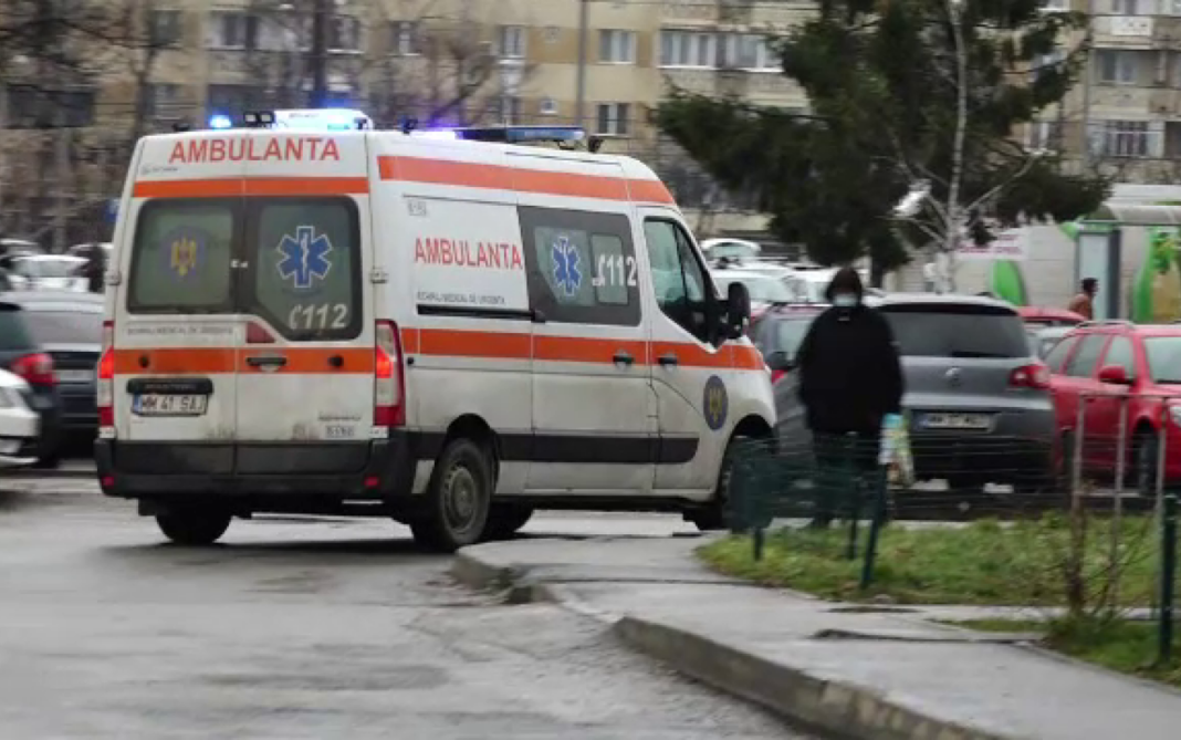 O fetiţă în vârstă de doi ani a fost rănită în timpul unui conflict între părinţi. Tatăl a lovit-o cu un scaun în cap