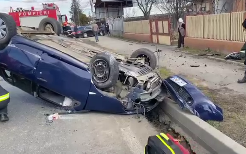 Un bebeluş a murit după ce a căzut dintr-o mașină care s-a răsturnat