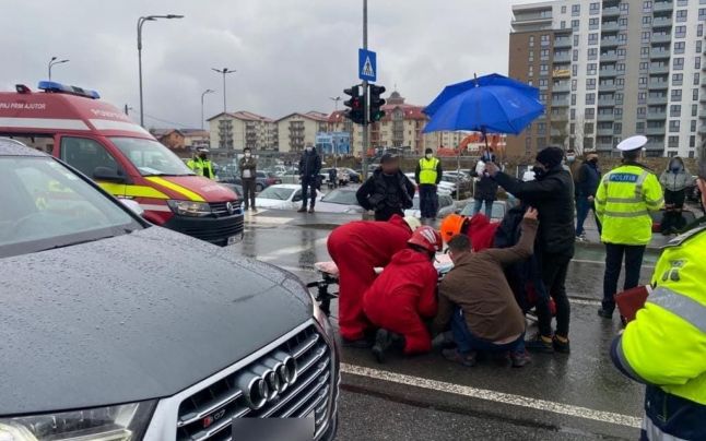 VIDEO: Tinere, spulberate pe trecerea de pietoni
