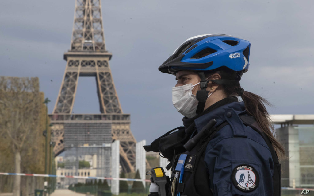 Restricții dure în Paris, dar cu școlile deschise