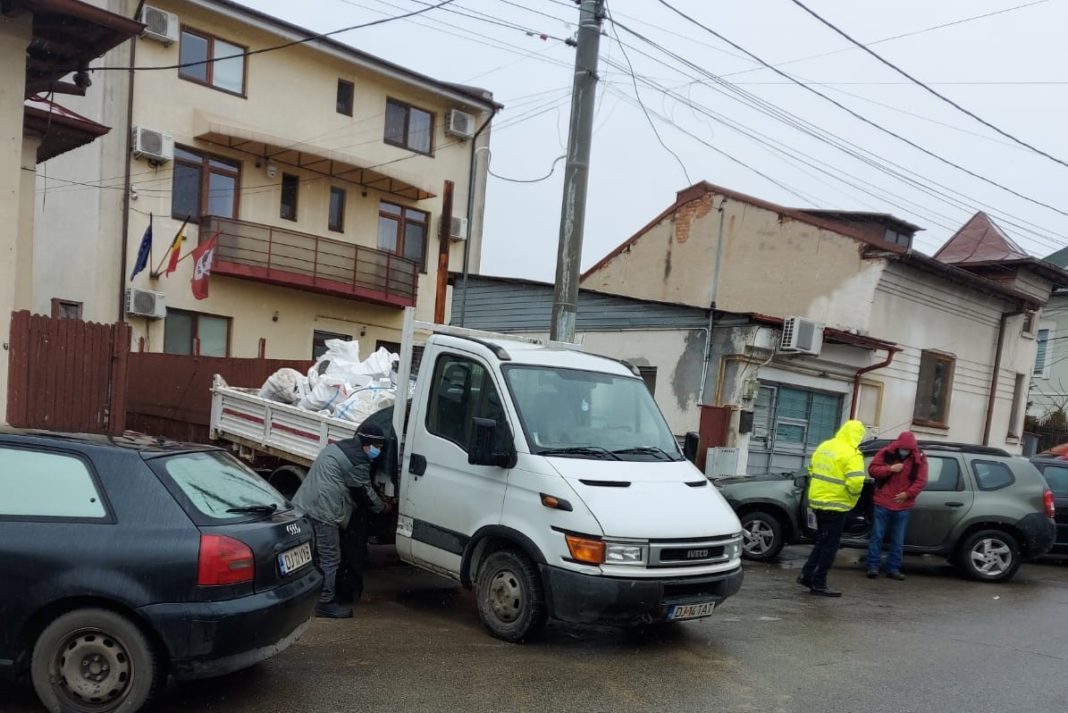 „Operațiunea molozul“, la Craiova. O camionetă care transporta ilegal moloz a fost identificată în trafic de Poliţia Locală Craiova şi confiscată ulterior de Garda de Mediu Dolj.