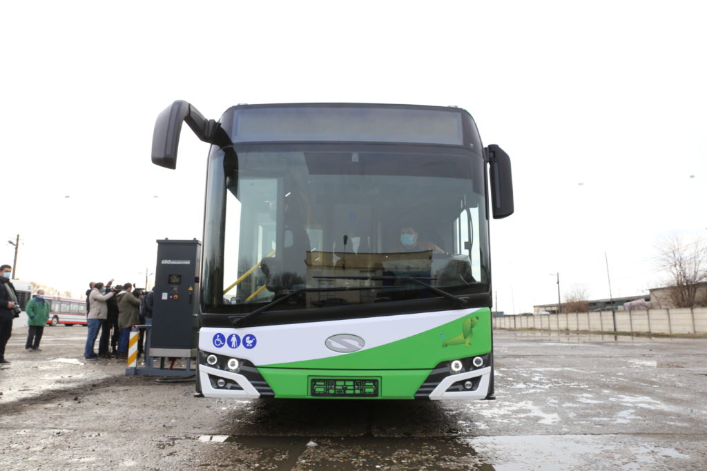 Autobuzele electrice ale Craiovei au rămas în aer. Până să încheie un contract cu producătorul celor 30 de autobuze electrice cu lungimea de 12 metri, Primăria Craiova trebuie să se mulţumească cu cele 16 autobuze electrice articulate care sunt furnizate de Solaris.