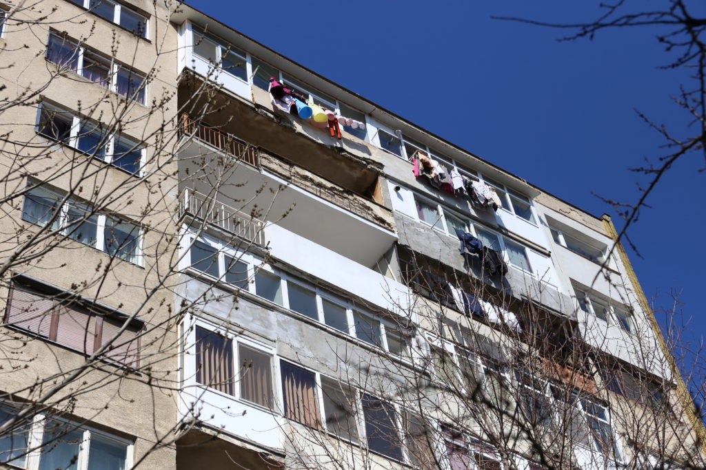 Bucățile de tencuială se desprind de la balcoane/foto Claudiu tudor