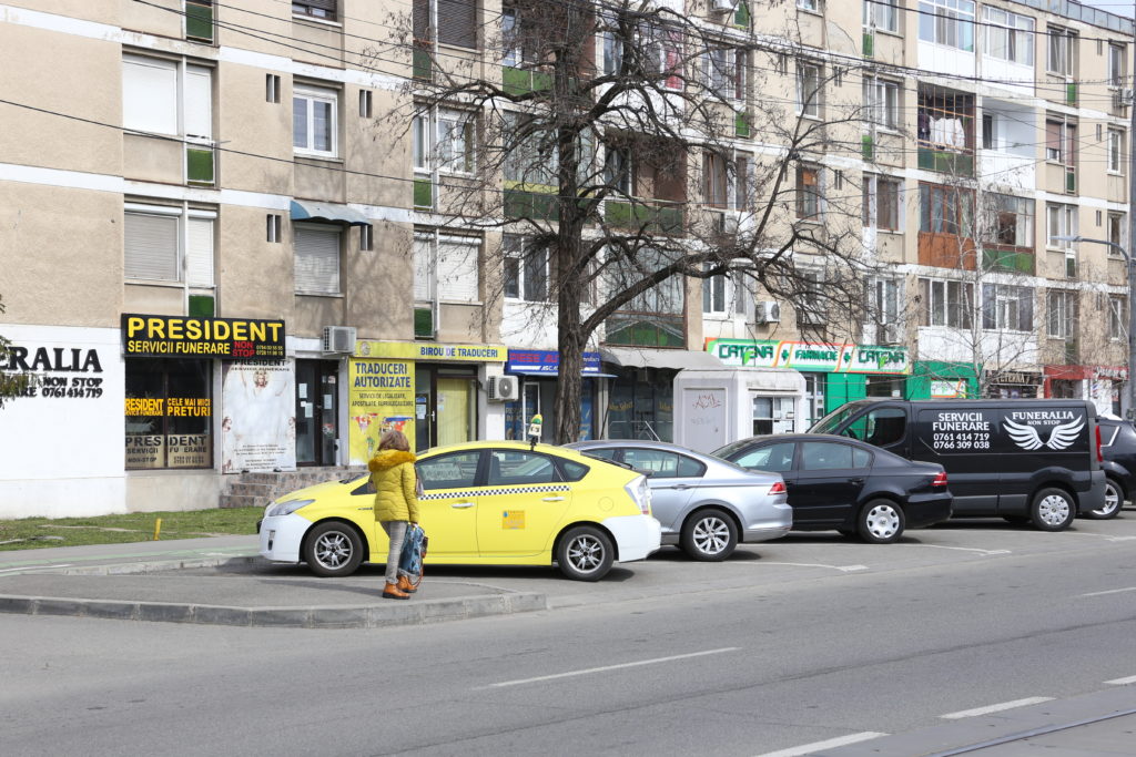 Pentru a mai putea funcţiona, firmele de pe Calea Bucureşti care oferă servicii funerare va trebui să respecte o serie de reguli