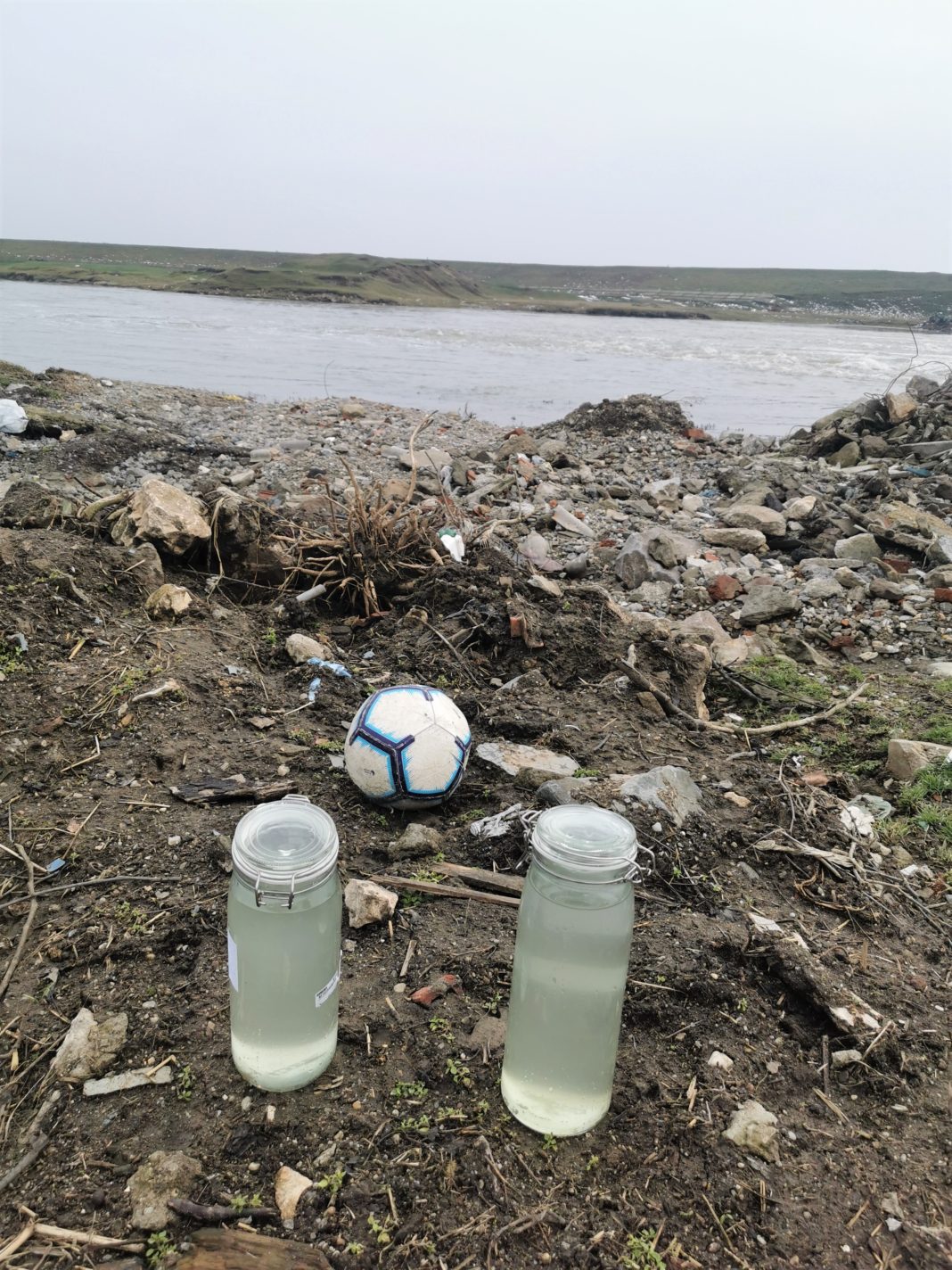 Rezultatele analizelor efectuate pe cele 21 de ape dulci indică prezența microplasticului în toate probele analizate