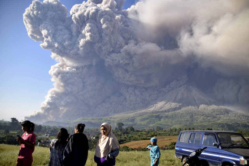 Vulcanul Sinabung din Indonezia a aruncat coloane de cenușă de 5000 de metri